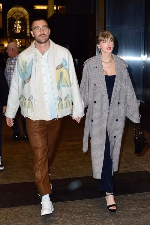 Taylor Swift đang hẹn hò cầu thủ bóng bầu dục Travis Kelce. Ảnh: VOV.