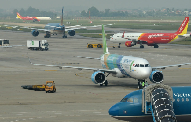 Gia ve may bay dat do, nguoi canh gan Tet mua lo sot vo