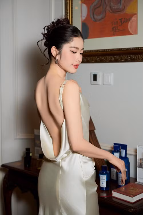 Sau đó, Nam Em tiếp tục có những hành động khiến ồn ào của cô và Trường Giang nóng trở lại. Cô để lộ hình ảnh xem lại ảnh tình tứ bên Trường Giang, đến nhà Trường Giang tặng quà sinh nhật, treo băng rôn hình ảnh của mình gần quán Trường Giang. Ảnh: FBNV.