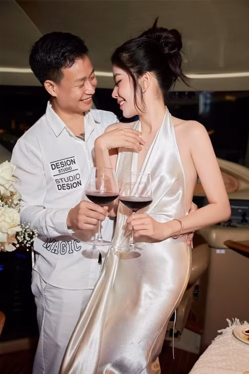 Tháng 1/2024, một khán giả bình luận nói Hữu Cường có nét giống với Trường Giang. Trong livestream, bạn trai Nam Em đáp trả: "Anh sạch hơn Trường Giang em ạ. Trường Giang ăn nhiều, anh ăn chay". Nhanh chóng, nhiều ý kiến cho rằng Hữu Cường kém duyên. Sau đó, bạn trai Nam Em cho biết về sau sẽ không nhắc đến tên Trường Giang để tránh phiền phức. Ảnh: Đời Sống Pháp Luật.