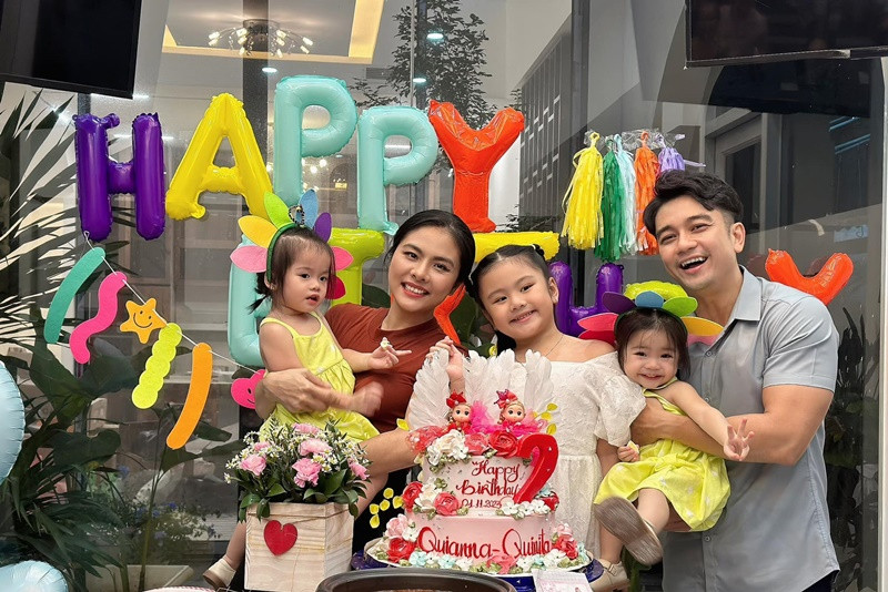 Hai bé Lê Quỳnh và Lê Quí thường diện đồ đôi.