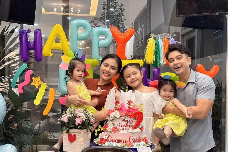 Hai bé Lê Quỳnh và Lê Quí thường diện đồ đôi.