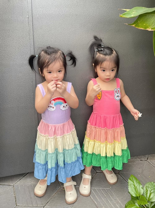 Gương mặt của bé Lê Quỳnh (phải) có phần bụ bẫm và mái tóc dày hơn hẳn so với bé Lê Quí.