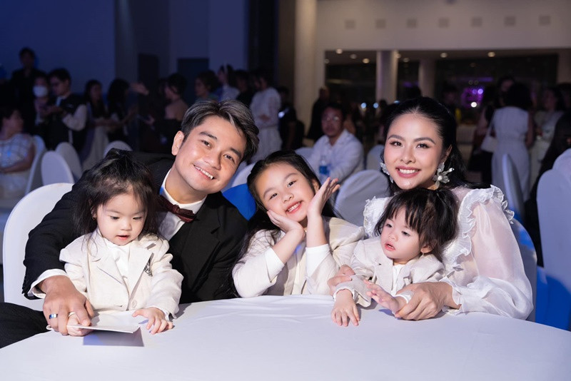 Vân Trang đưa các con tham gia sự kiện.