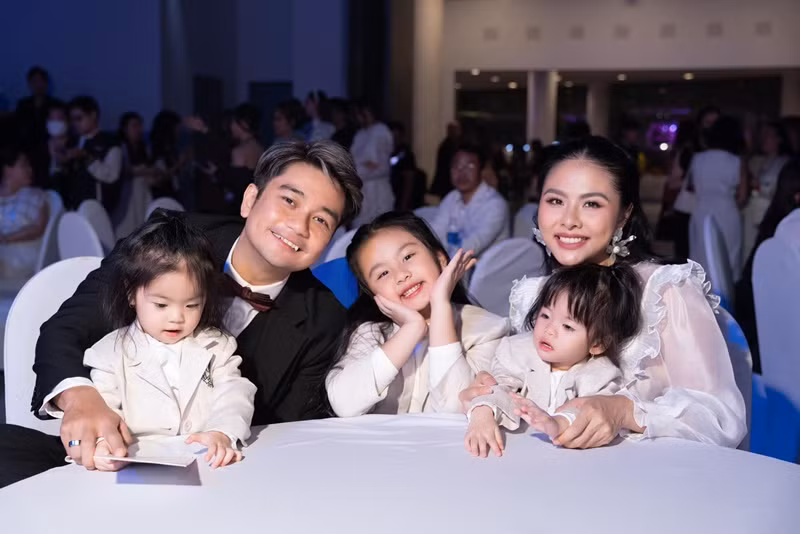 Vân Trang đưa các con tham gia sự kiện.