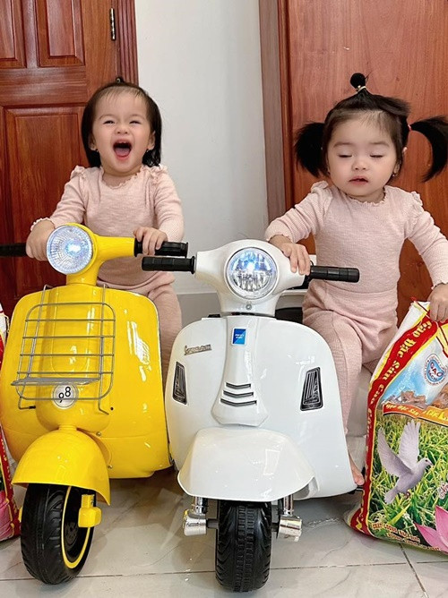 Không khó để phân biệt hai con gái sinh đôi của Vân Trang.