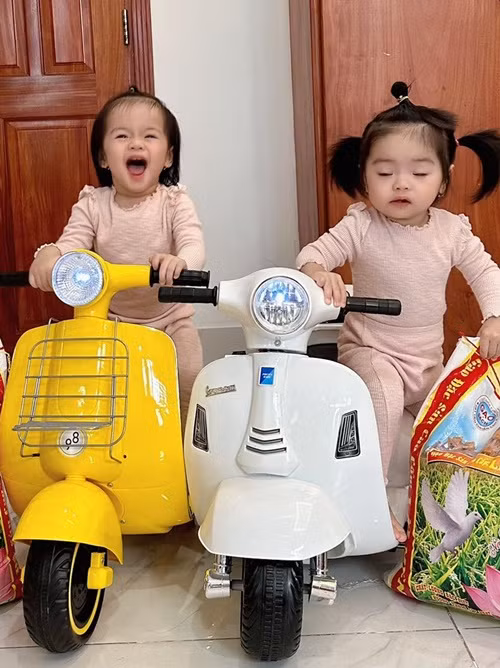 Không khó để phân biệt hai con gái sinh đôi của Vân Trang.