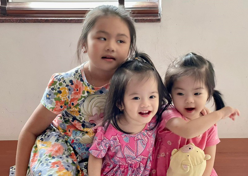 Bé Lê Quỳnh (ngoài cùng bên phải) được xem là bản sao của chị gái Queenie - con gái đầu lòng của Vân Trang.