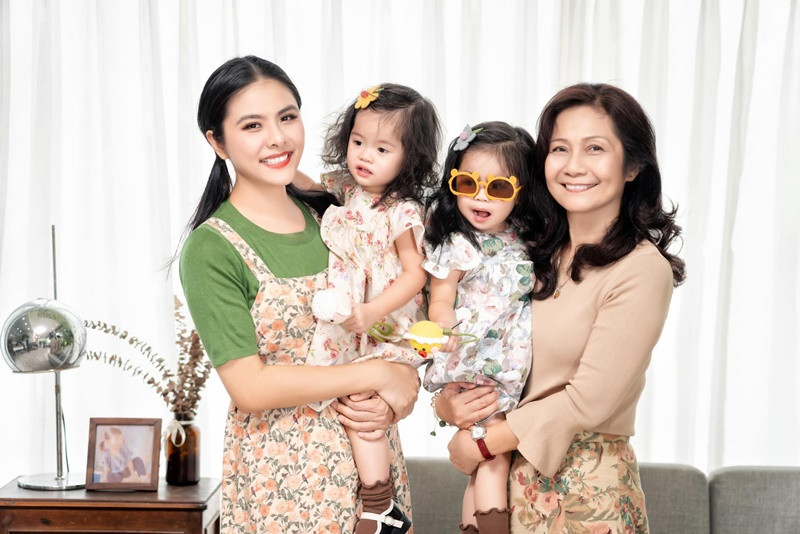 "Cô chú thấy Queenie, bé ba, bé tư giống ai nhiều hơn ạ? Mẹ, bà nội hay bà ngoại ạ", Vân Trang viết trên trang cá nhân.