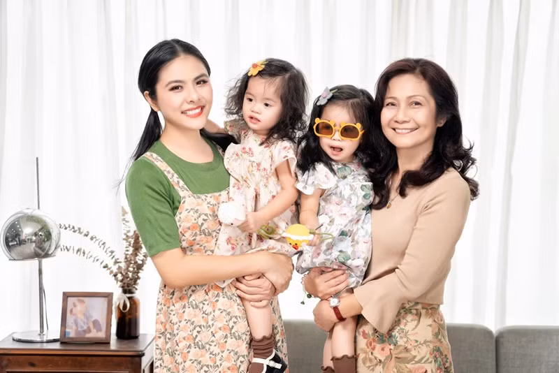 "Cô chú thấy Queenie, bé ba, bé tư giống ai nhiều hơn ạ? Mẹ, bà nội hay bà ngoại ạ", Vân Trang viết trên trang cá nhân.