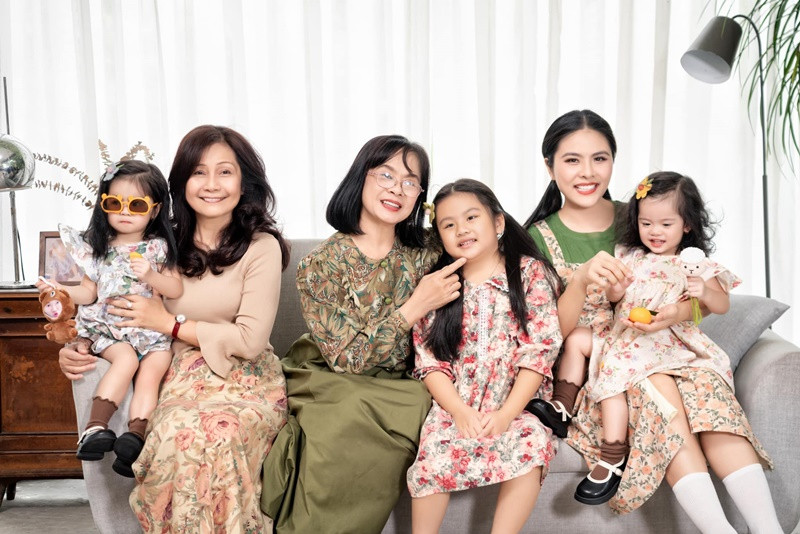 Vân Trang được mẹ chồng và mẹ đẻ hỗ trợ chăm sóc các con.