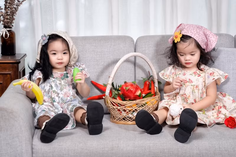 Vân Trang thực hiện bộ ảnh nghệ thuật cho các con cùng mẹ chồng và mẹ ruột.