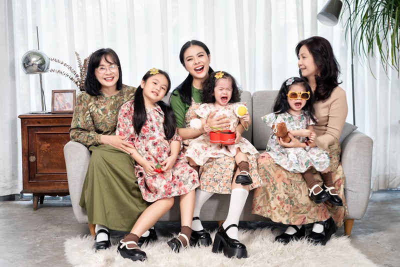 Hai bé Lê Quỳnh và Lê Quí bật khóc khi chụp ảnh.