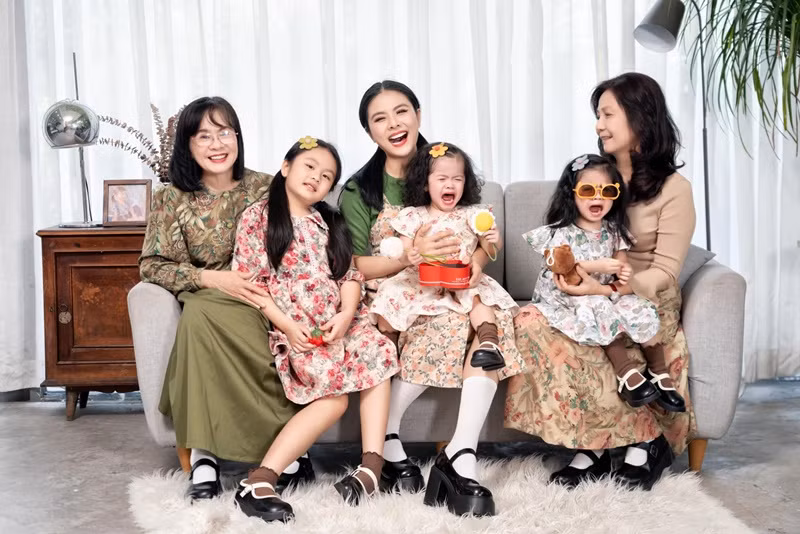 Hai bé Lê Quỳnh và Lê Quí bật khóc khi chụp ảnh.