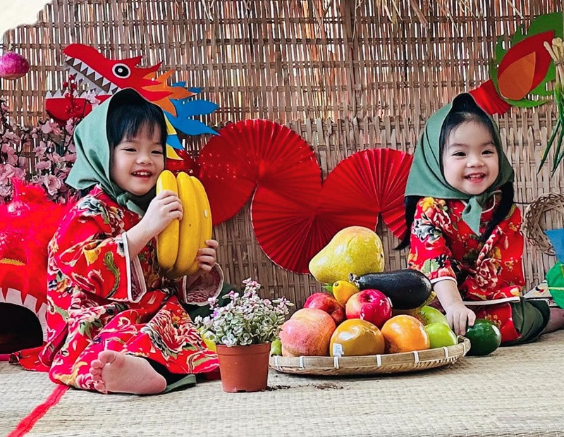 Nữ diễn viên khoe hai con gái sinh đôi diện áo dài đón Tết tại trường học.