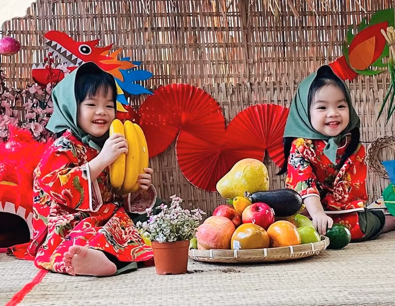 Nữ diễn viên khoe hai con gái sinh đôi diện áo dài đón Tết tại trường học.