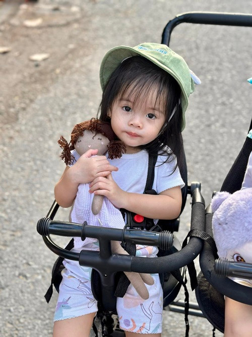 Bé Lê Quỳnh là chị, bé Lê Quí (trong ảnh) là em.