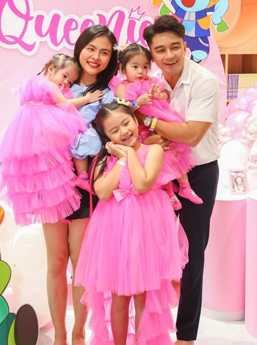 Các con gái của Vân Trang được bố mẹ cho ăn mặc điệu đà.