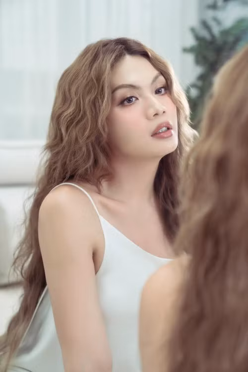 Cô được ba mẹ chiều chuộng như công chúa.