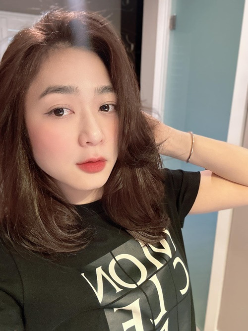 Trở lại cuộc sống độc thân, Hà Thanh Xuân nhận được nhiều lời khen về sắc vóc.