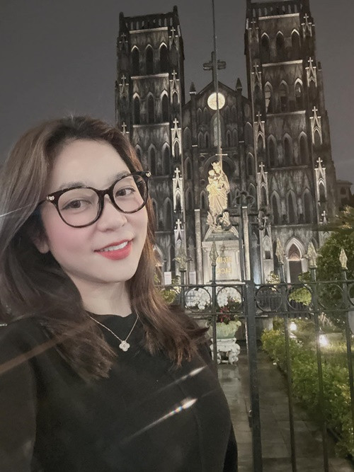 Tháng 1/2024, Hà Thanh Xuân lần đầu về Việt Nam sau khi chia tay Thắng Ngô.