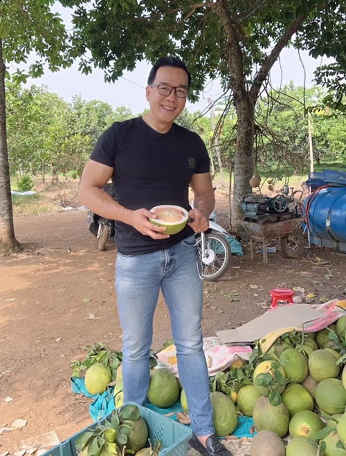 Cụ thể, nam doanh nhân tung tin nhắn với luật sư giải quyết các vấn đề sau ly hôn vào tháng 2/2021. Ngoài ra, Thắng Ngô còn chia sẻ tin nhắn của một đạo diễn trò chuyện với Hà Thanh Xuân vào tháng 5/2021 để mai mối Thắng Ngô và Hà Thanh Xuân.