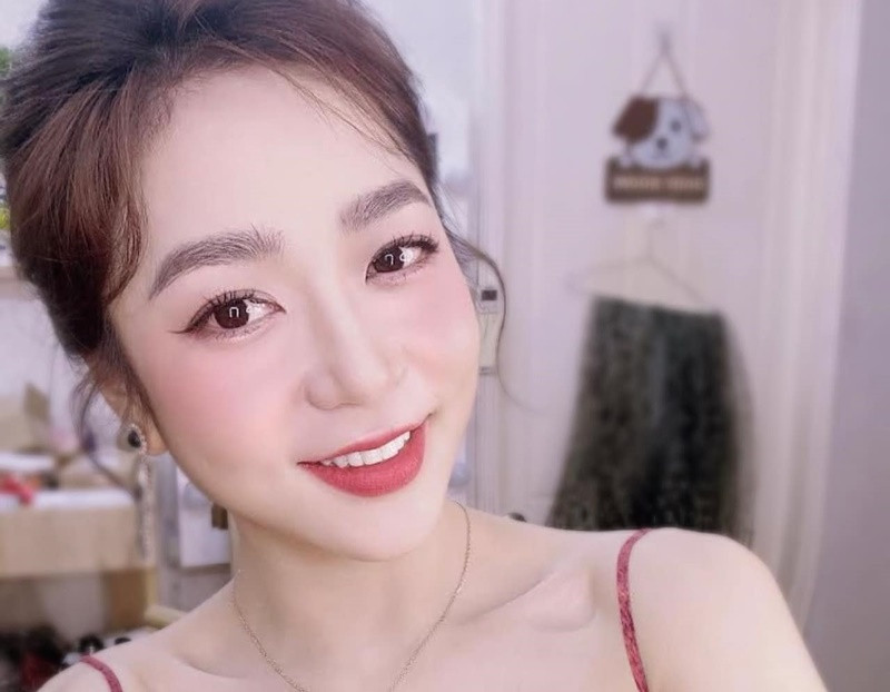 Nữ ca sĩ ngày càng trẻ trung, gợi cảm, luôn giữ được nụ cười tươi tắn khi xuất hiện trước khán giả.