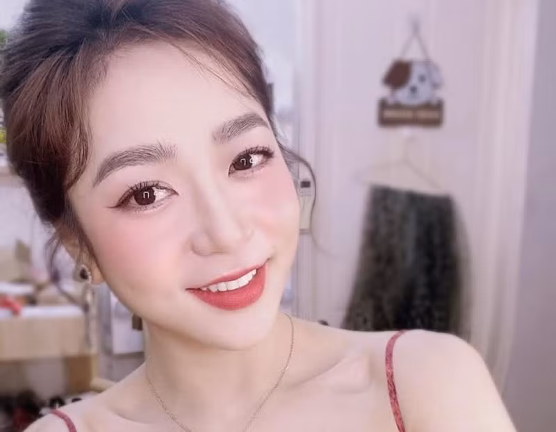 Nữ ca sĩ ngày càng trẻ trung, gợi cảm, luôn giữ được nụ cười tươi tắn khi xuất hiện trước khán giả.