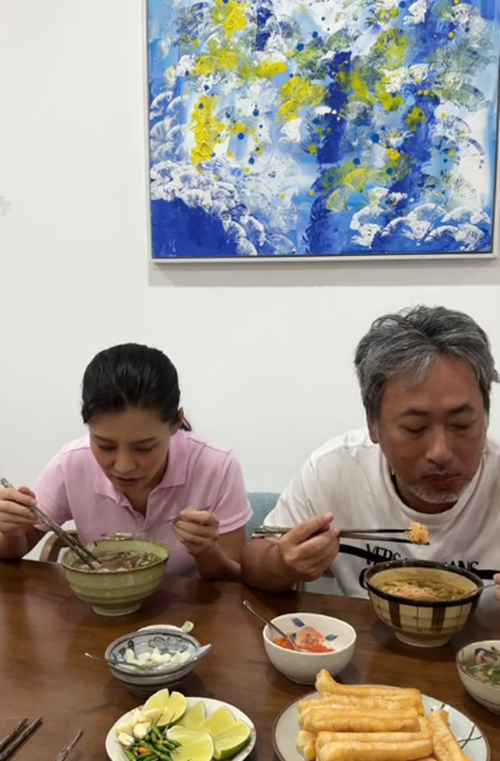 Nhiều người cho rằng đạo diễn Quang Dũng số hưởng khi có bạn gái nấu ăn ngon.