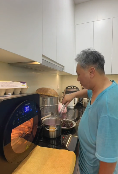 Nam đạo diễn không ngại phụ giúp bạn gái nấu nướng.