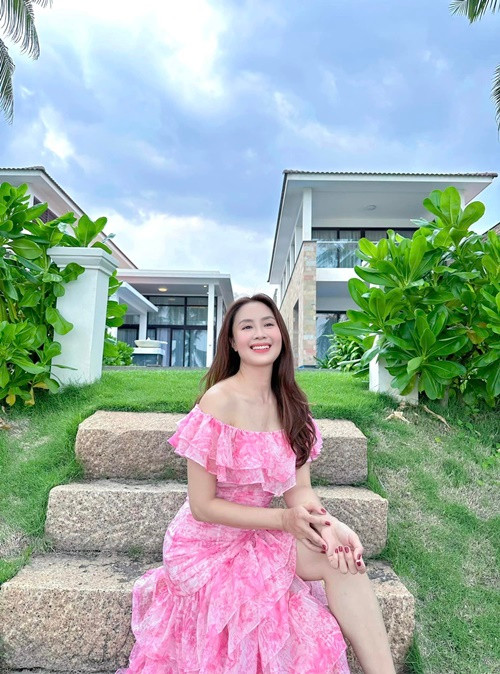 Diễn viên Hồng Diễm xuất thân là người mẫu. Năm 22 tuổi, cô xuất sắc lọt vào top 10 cuộc thi Hoa hậu ngọc trai phương Đông. Đến nay, Hồng Diễm đã là bà mẹ hai con nhưng cô vẫn giữ được sắc vóc thon gọn.