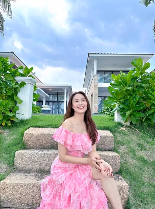 Diễn viên Hồng Diễm xuất thân là người mẫu. Năm 22 tuổi, cô xuất sắc lọt vào top 10 cuộc thi Hoa hậu ngọc trai phương Đông. Đến nay, Hồng Diễm đã là bà mẹ hai con nhưng cô vẫn giữ được sắc vóc thon gọn.