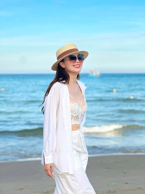 Hồng Diễm gợi cảm không kém cạnh Thúy Diễm và Lương Thu Trang.