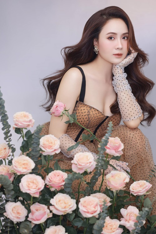 Hồng Diễm sinh năm 1982, hơn Thúy Diễm 4 tuổi, hơn Lương Thu Trang 8 tuổi.