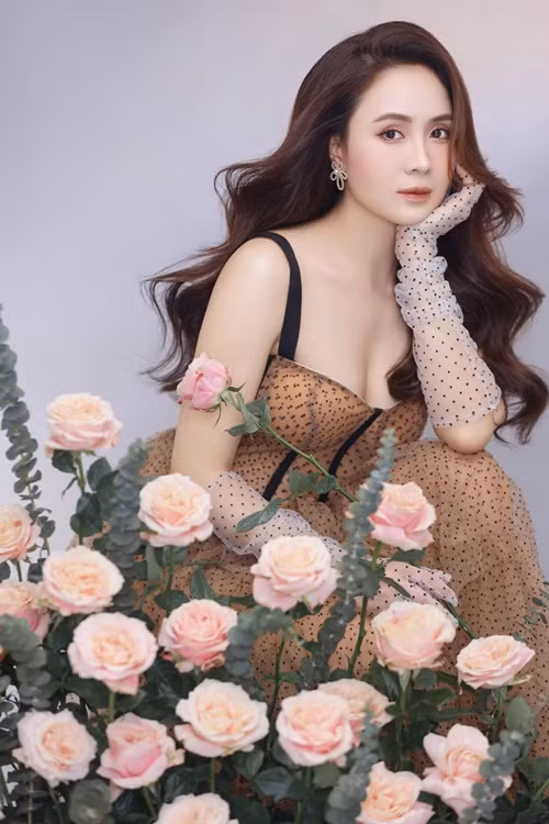 Hồng Diễm sinh năm 1982, hơn Thúy Diễm 4 tuổi, hơn Lương Thu Trang 8 tuổi.