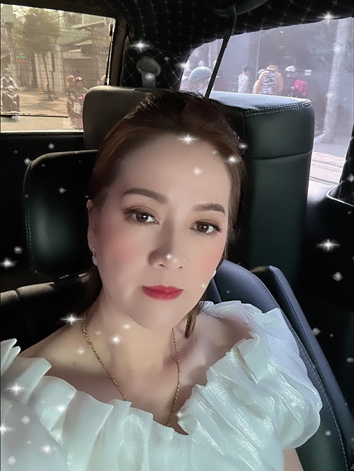 Dù tham gia không ít dự án, Hồng Loan khẳng định cô không theo nghệ thuật. Ảnh: FBNV.