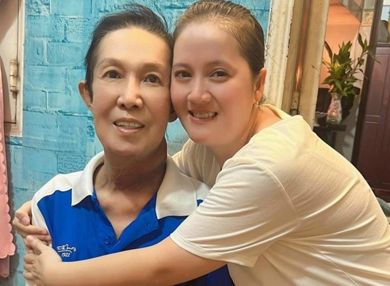 “Trong thời gian đó tôi có nghe ba đi hát về, báo mất tiền trong tủ sắt và qua ngày hôm sau tôi có ra công an phường nhờ hỗ trợ đến nhà điều tra vụ việc. Nhưng ba tôi không cho các anh vào làm việc, sau đó tôi buồn quá nên xin ba về bên gia đình chồng ở. Ba hiểu lầm tôi hư hỏng như vậy và ba buồn. Nếu tôi ăn cắp tiền và làm những việc như vậy thì tôi sẽ không kêu công an vào làm việc cho minh bạch để làm gì. Sau khi vợ chồng tôi đã dọn về gia đình chồng ở thì những vụ việc mất trộm vẫn liên tục xảy ra”, con gái NSƯT Vũ Linh nói. Ảnh: FBNV.