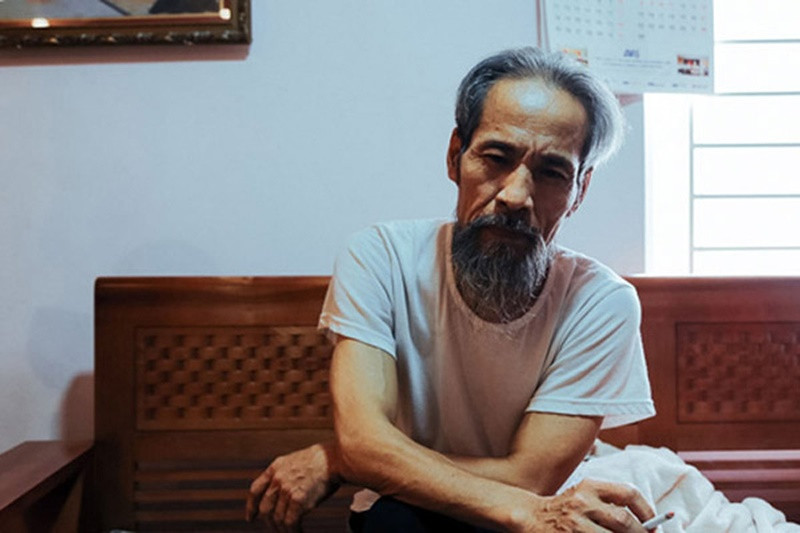 Nghệ sĩ Chu Hùng là con trai duy nhất trong một gia đình căn bản. Ông từng trúng tuyển cả ngành hội họa và diễn viên. Theo bạn đi học diễn xuất, ông thấy hay và ngày càng đam mê. Ảnh: Dân Việt.