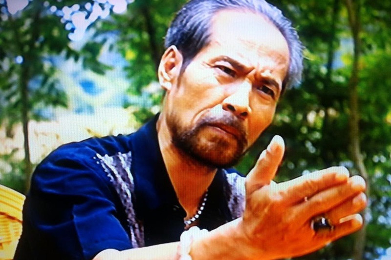 Sau khi tốt nghiệp, Chu Hùng làm việc tại Nhà hát kịch Hà Nội. Với ngoại hình dữ dằn, ông thường được giao vai phản diện. Chu Hùng chạm ngõ màn ảnh với vai một tên tội phạm trong bộ phim Vụ án đêm ba mươi. Ảnh: FBNV.