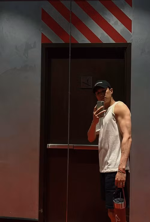 Nam diễn viên khoe thân hình cơ bắp khi đi tập luyện.