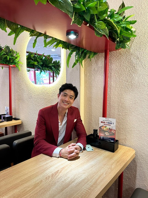 Quốc Trường là CEO ở một thương hiệu mì cay có hơn 100 chi nhánh. Trong đó, anh sở hữu khoảng 20 nhà hàng của hệ thống này, còn lại là nhượng quyền.