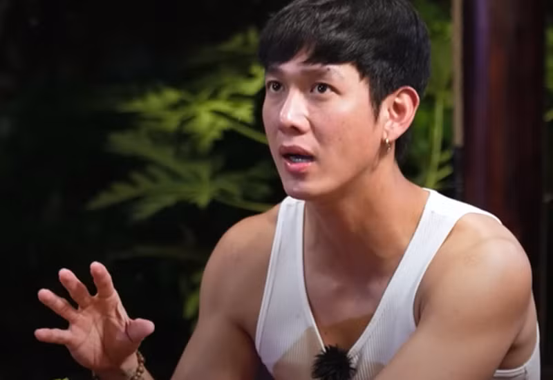 Theo Phụ Nữ Số, trong tập phát sóng mới nhất của chương trình Nhà trọ Destiny, Trường Giang hỏi các nghệ sĩ tham gia: "Tại sao đàn ông không thể đối diện với tình cũ?". Song Luân đáp lại đàn anh rằng bản thân làm bạn được với các người yêu cũ. Trường Giang ngắt lời Song Luân: "Để anh kể trường hợp không phải như vậy. Em với cuộc tình vừa rồi…". Ảnh: Phụ Nữ Số.