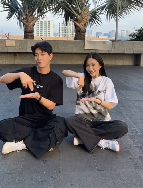 Đáng chú ý trong chương trình, Trường Giang và Phát La liên tục hát ca khúc Em là coffee của Juky San khiến Song Luân đòi cắt cảnh quay. Một số cư dân mạng đoán già đoán non phải chăng tình cũ của Song Luân là Juky San. Ảnh: Phụ Nữ Số.