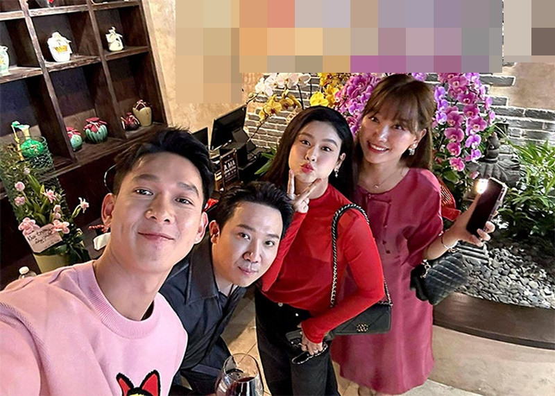 Nhiều cư dân mạng từng nghi ngờ Song Luân và Trương Quỳnh Anh hẹn hò khi cả hai cùng nhau xuất hiện tại buổi khai trương nhà hàng của Trấn Thành và bị Trấn Thành chọc ghẹo: "Ôi trời ơi, kìa, ai vậy, sao có đôi có cặp quá vậy. Song Luân với Trương Quỳnh Anh đi chung nha quý vị ơi. Em không có nói gì hết nhé, chỉ đi chung thôi”. Ảnh: FBNV.