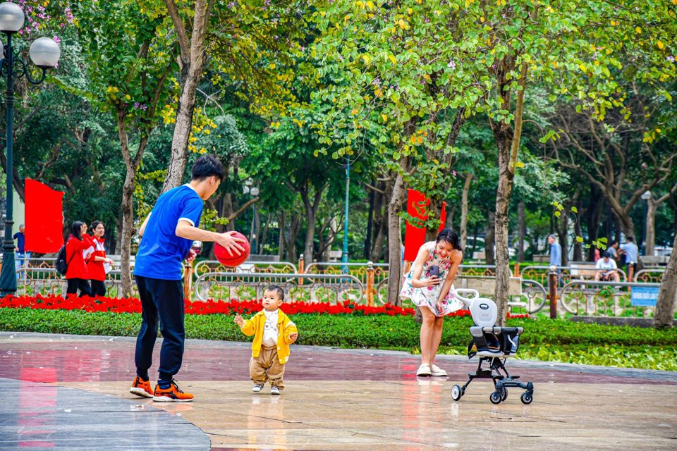 Với khuôn viên thoáng đãng, nhiều người dân chọn Công viên Cầu Giấy để tản bộ, ngắm hoa ban vào sáng sớm.