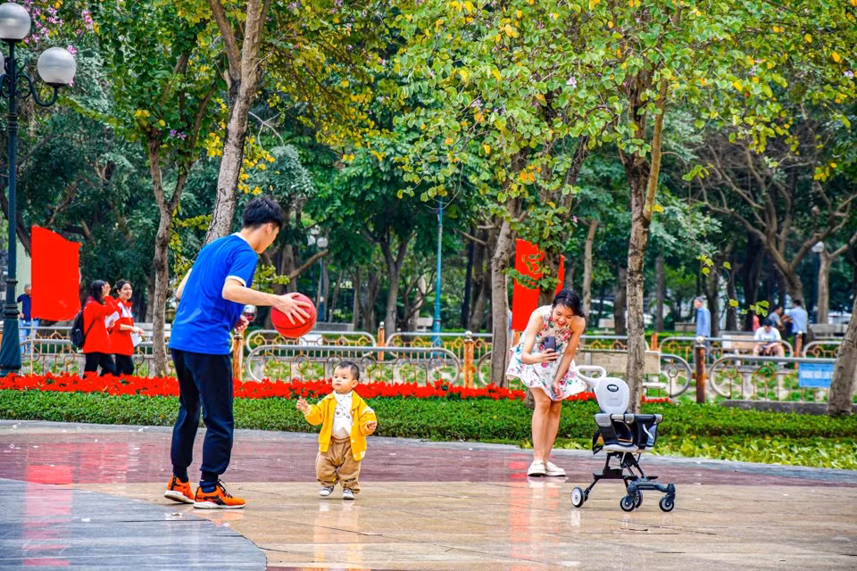 Với khuôn viên thoáng đãng, nhiều người dân chọn Công viên Cầu Giấy để tản bộ, ngắm hoa ban vào sáng sớm.