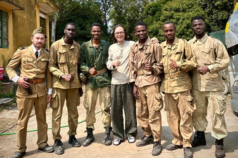 Theo nam nghệ sĩ, đoàn làm phim làm việc từ 6h30 đến 22h, có hôm đến mấy giờ sáng.