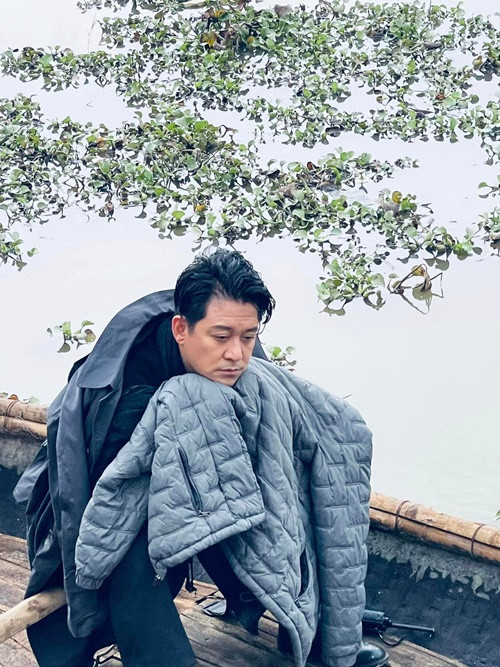 Đóng công tử trong phim, Tuấn Hưng mặc thêm áo khoác giữ ấm khi chờ cảnh quay.