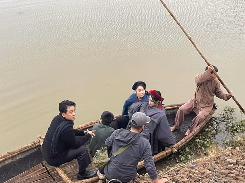 "Thân làm ca sĩ nhưng tôi thương thật sự và nể phục những người theo nghiệp diễn viên. Để có được vài giây trên khung hình, biết bao nhiêu con người phải tập trung chuẩn bị từng ly từng tí, mà có chuẩn bị kỹ đến đâu mà không có sự ủng hộ của thời tiết thì cũng công cốc. Mà mấy ai biết tiền thù lao của diễn viên trông vậy mà chẳng phải vậy, mệt mỏi sớm khuya trăm thứ phải tuân thủ theo đoàn làm phim và ê-kíp. Cái lạnh cắt da cắt thịt vẫn phải cười, nóng chảy mỡ mồ hôi mồ kê vẫn phải tươi. Đúng là nghiệp nào cũng có cái vất của nghiệp đó", Tuấn Hưng chia sẻ.