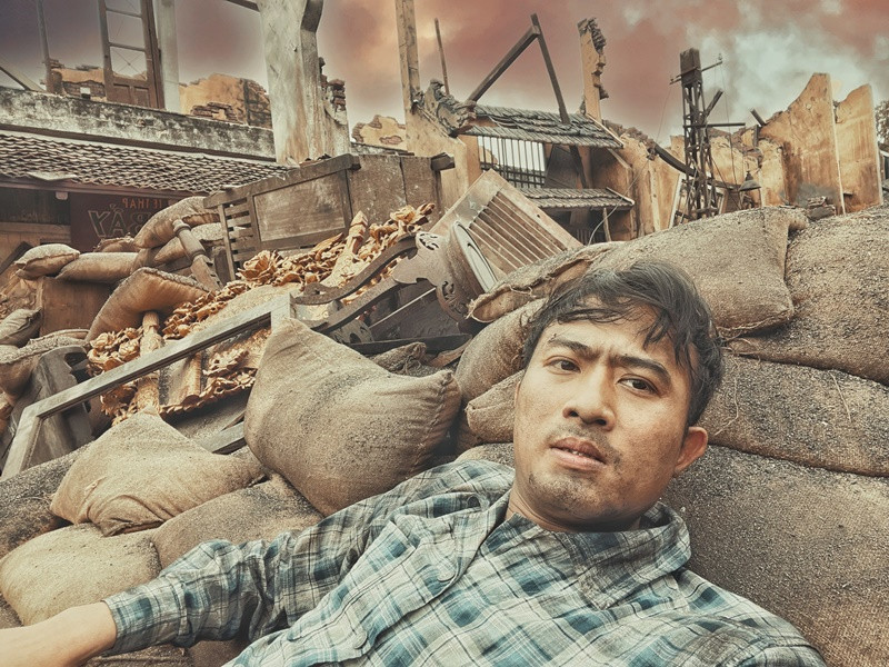 Doãn Quốc Đam chia sẻ trên Dân Trí: "Tham gia Đào, phở và piano, tôi đã có những trải nghiệm khác nhau, gồm vô số cảnh leo trèo mạo hiểm, đều tự mình thể hiện. Trong đó, với cảnh quay lăn từ mái ngói xuống, đầu gối, khuỷu tay và toàn bộ cơ thể tôi đều bị xước. Phần ngói trên mái là ngói có những núm vẩy như vẩy rồng, rất nhọn. Cũng bởi vậy khi cắm vào cùi chỏ, đầu gối và phần hông, đều gây trầy xước chảy máu".